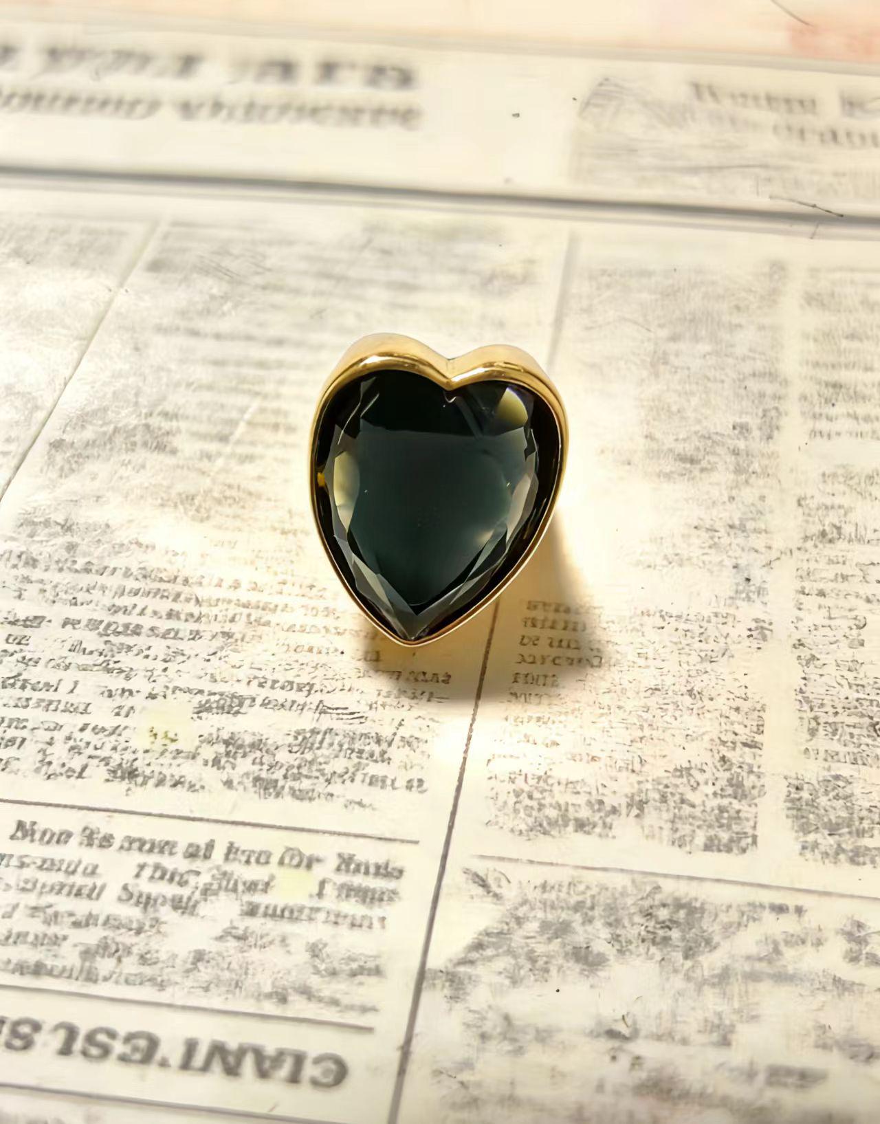 Retro Gold Heart Gemstone Open Ring for Women - Elegant, High-End Design