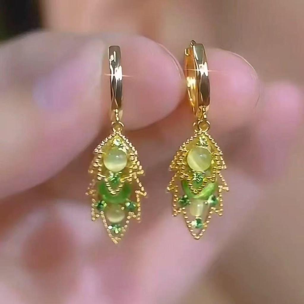 2025 Hot Seller: Chinese Green Cat's Eye Leaf Earrings - Women's Light Luxury