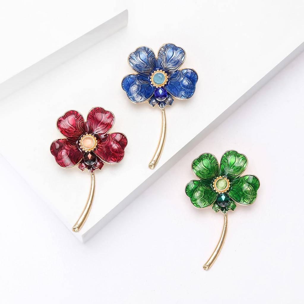 Classic Enamel Four Leaf Clover Brooches for Women Rhinestone Plant Pins Keychain Event Party New Year Gifts Jewelry Accessories