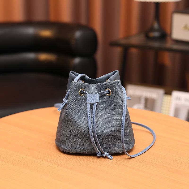 Trendy drawstring bundle bucket bag fashionable versatile leather large capacity shoulder messenger bag mobile phone bag
