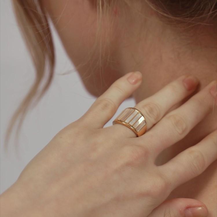 Women's High-End French Retro 14K Gold-Plated Titanium Steel Ring with Mother-of-Pearl Stripes