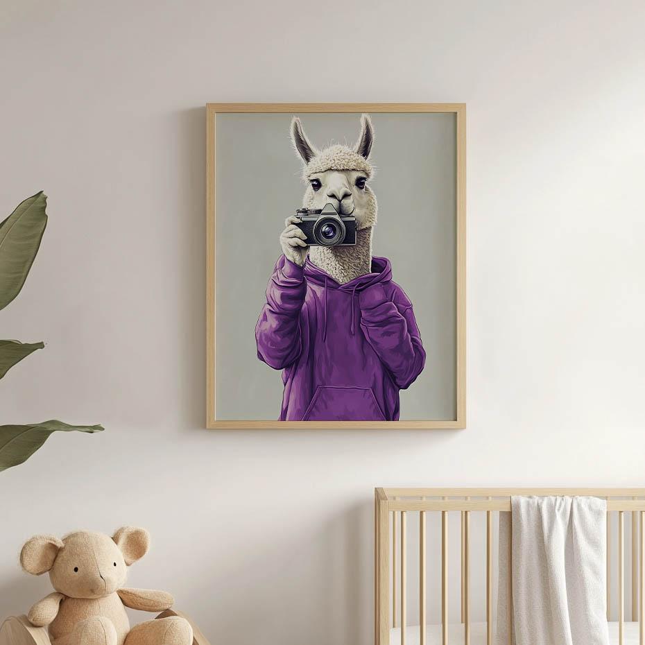 Plakat Lama W Fioletowym Hoodie Z Aparatem Plakat Lama W Fioletowym Hoodie Z Aparatem, 30X40 Cm, Bez Ramy, Płótno Premium Na Blejtramie