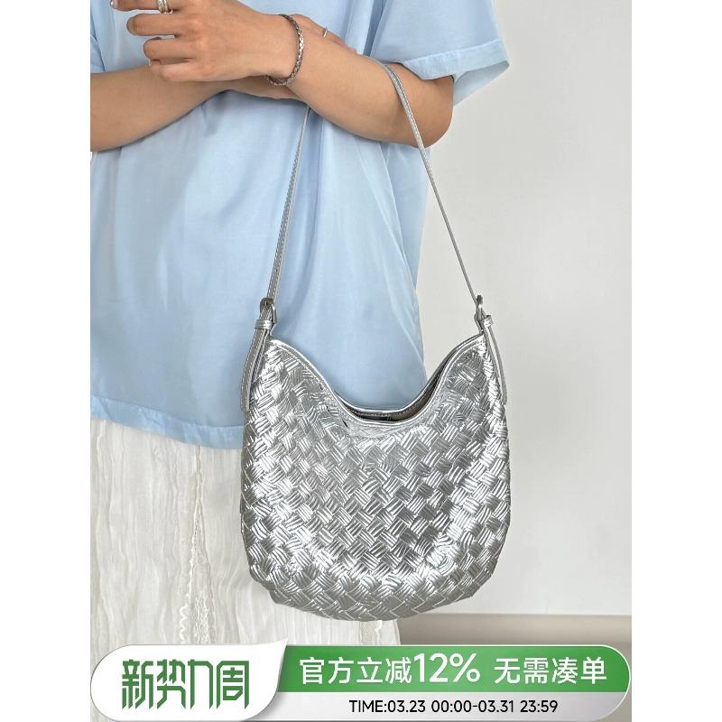 

The daughter of a thousand spring new leather woven vest bag lazy high sense armpit tote can be cross серебряный