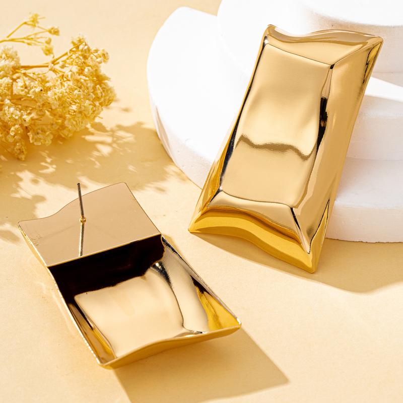 A Pair of Women's Fashion Stud Earrings Exaggerated Square Geometric Irregular Glossy Earrings Suitable for Daily Wear Parties