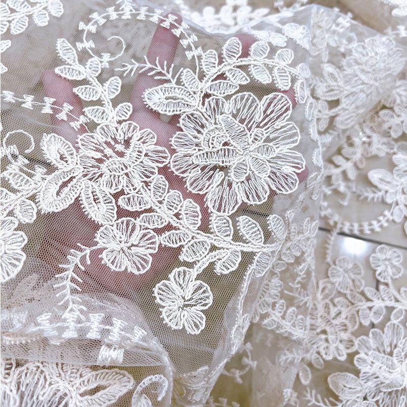 

Embroidered lace fabric with flower-like patterns suitable for wedding dresses formal gowns and designer clothing fabrics 1M&1.3M абрикосовый