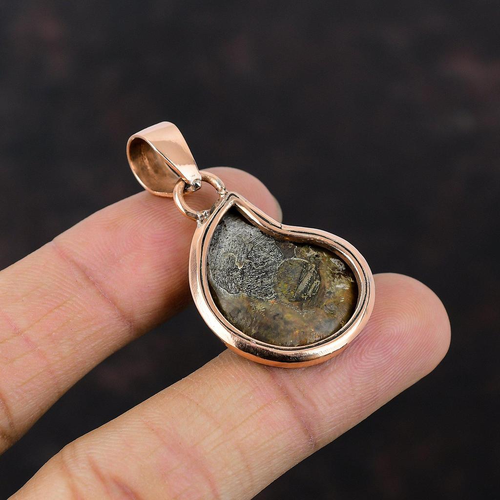 Přívěsek s fosilií amonita, měděný přívěsek, drahokam, měděné šperky, ručně vyrobený přívěsek, šperky s fosilií amonita, dárek pro ženy, přívěsek s léčivým kamenem