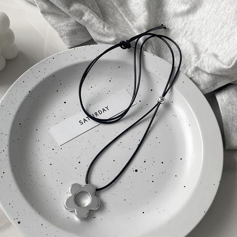 Colorful Hollow Flower Pendant Necklace for Women Adjustable Rope Sweater Decoration Party Gifts Choker Jewelry Accessories