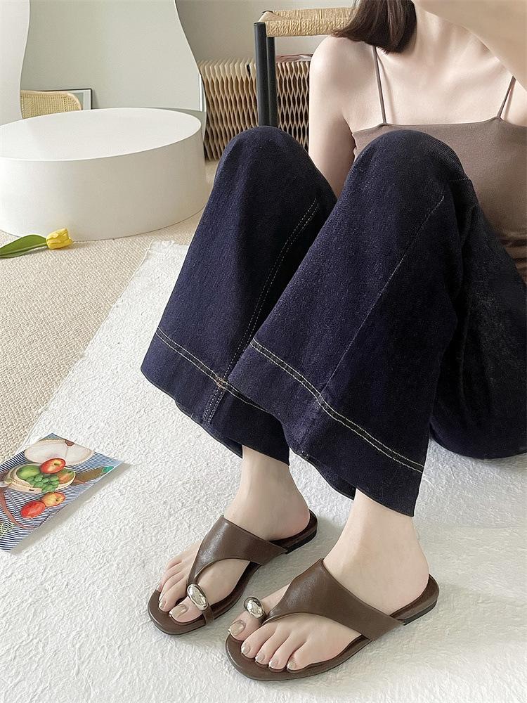 Flat bottom metal set toe slippers women's summer wear 2025 new holiday cool slippers Roman style flip-flops women