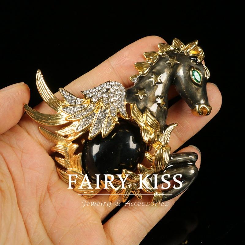 

Брошь Эмаль Покрытие Бриллиантами Настоящее Золото Черная Тяньма Ретро Голова Лошади Брошь Легкая Роскошь Тяжелая Промышленность Атмосферная Булавка