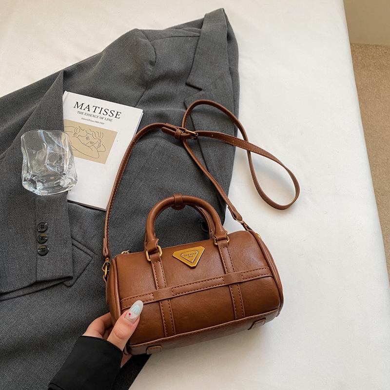 High-end Niche Bag Women's Autumn and Winter Retro New Fashion Messenger Bag Portable Commuter Pillow Bag