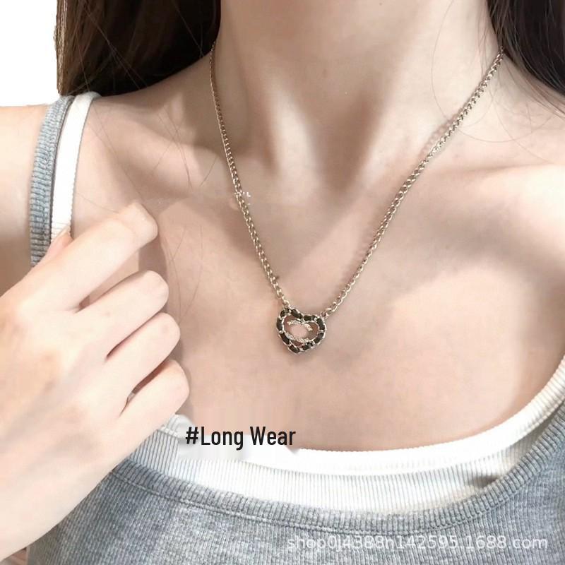 25C Leather Heart Chain Necklace: Stylish, Sweet, and Cool Black Clavicle Accessory for Women. Electroplated