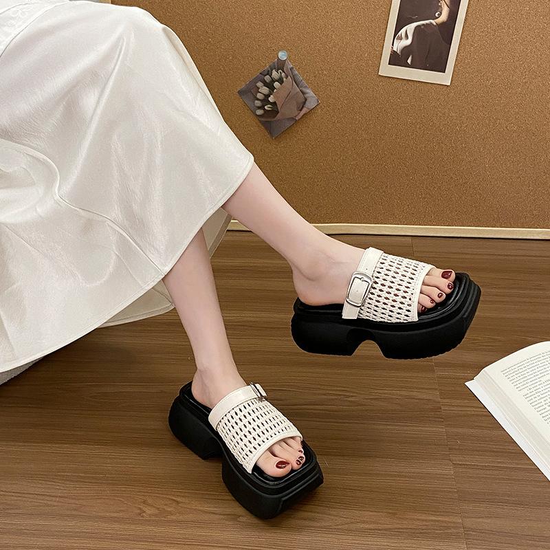 One-pedal summer outer height-increasing slippers women's thick bottom high-end wear weaving 2025 new one-word beach sandals tide