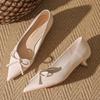 Absatzschuhe für Damen Neue flache Öffnung Kleiner Absatz Einzelne Schuhe Damen Spitz zulaufende Spitze Lackleder Schleife Damenschuhe