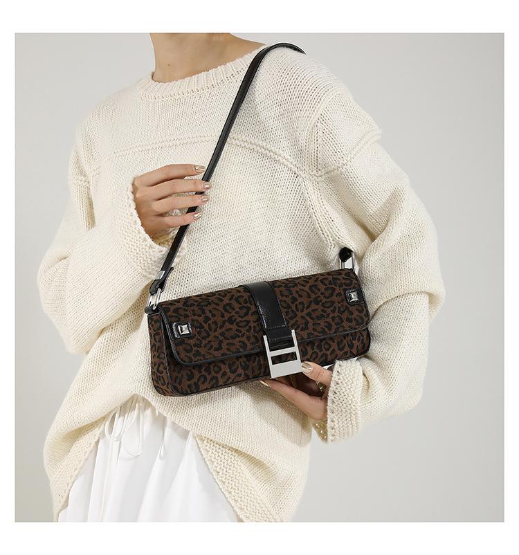 Niche leopard print underarm bag, fashionable retro high sense, commuting shoulder essential women's bag.