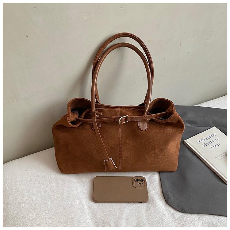 

Матовая ретро портативная сумка-тоут большой вместимости 2025 новая модная универсальная повседневная женская сумка для通勤 на плечо под мышкой