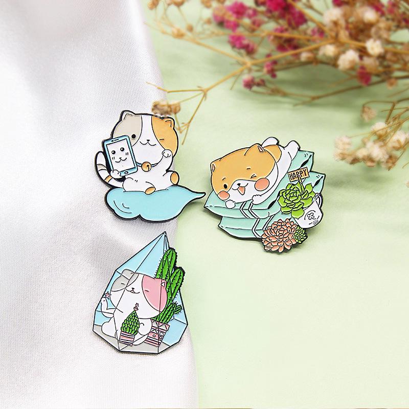 Cute Cat Star-Chasing Cactus Pillow Brooch