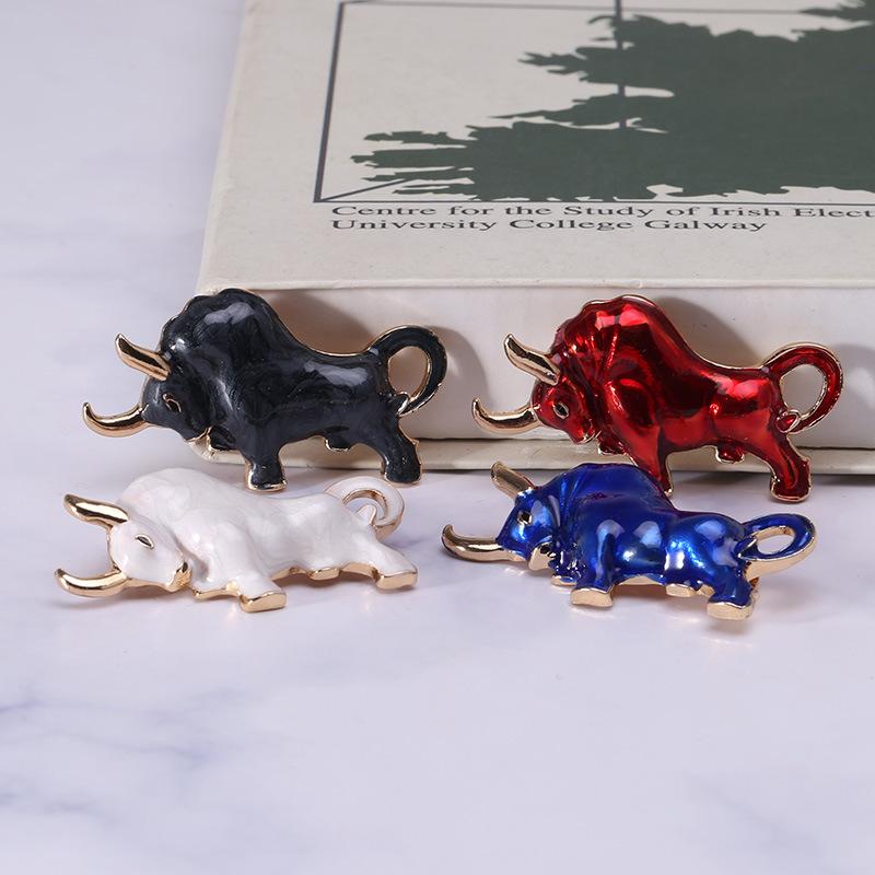 Kreative Stierkampfbrosche aus Emaillelegierung, zwölf Sternzeichen des Ochsen, dominanter Modeanzug mit Zubehör-Kragennadel