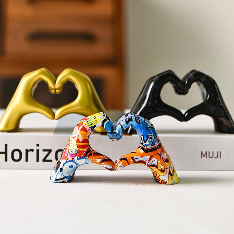 Creative Graffiti Resin Hand Heart Gesture Statue Home Decoration Nordic Heart Shaped Statue For Girlfriend Valentine Day Gift
