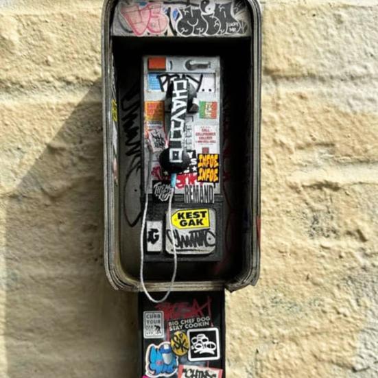 Miniature American Payphone Decoration 1/12 Scale Vintage Mini Graffiti Payphone Model Dollhouse Urban Street Phone Home Office Ornament
