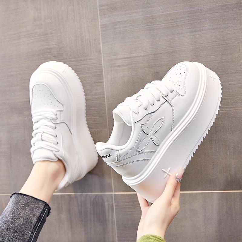 Thick-soled heightening muffin board shoes women's 2025 new spring super-fire versatile little white shoes are not tired of feet sports and leisure