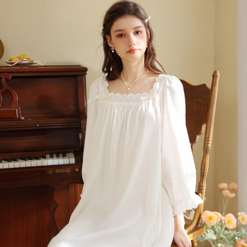 White Retro Princess Style Long-Sleeve Nightgown - Sweet, Loose, and Lightweight for Spring and Autumn