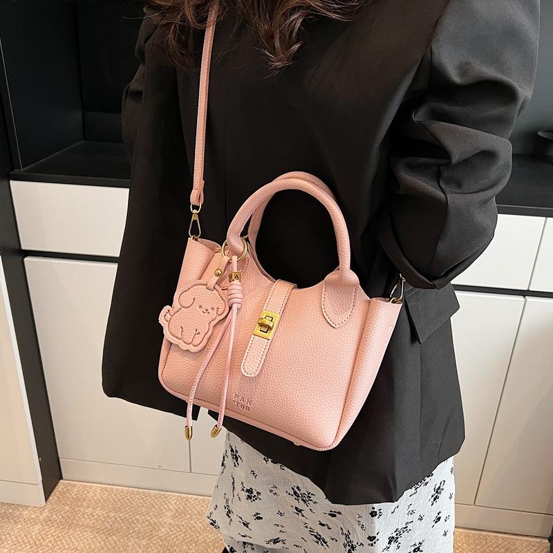 

Large-capacity bag women s spring and summer 2025 new simple and versatile soft leather messenger bag women s casual portable tote bag рожевий