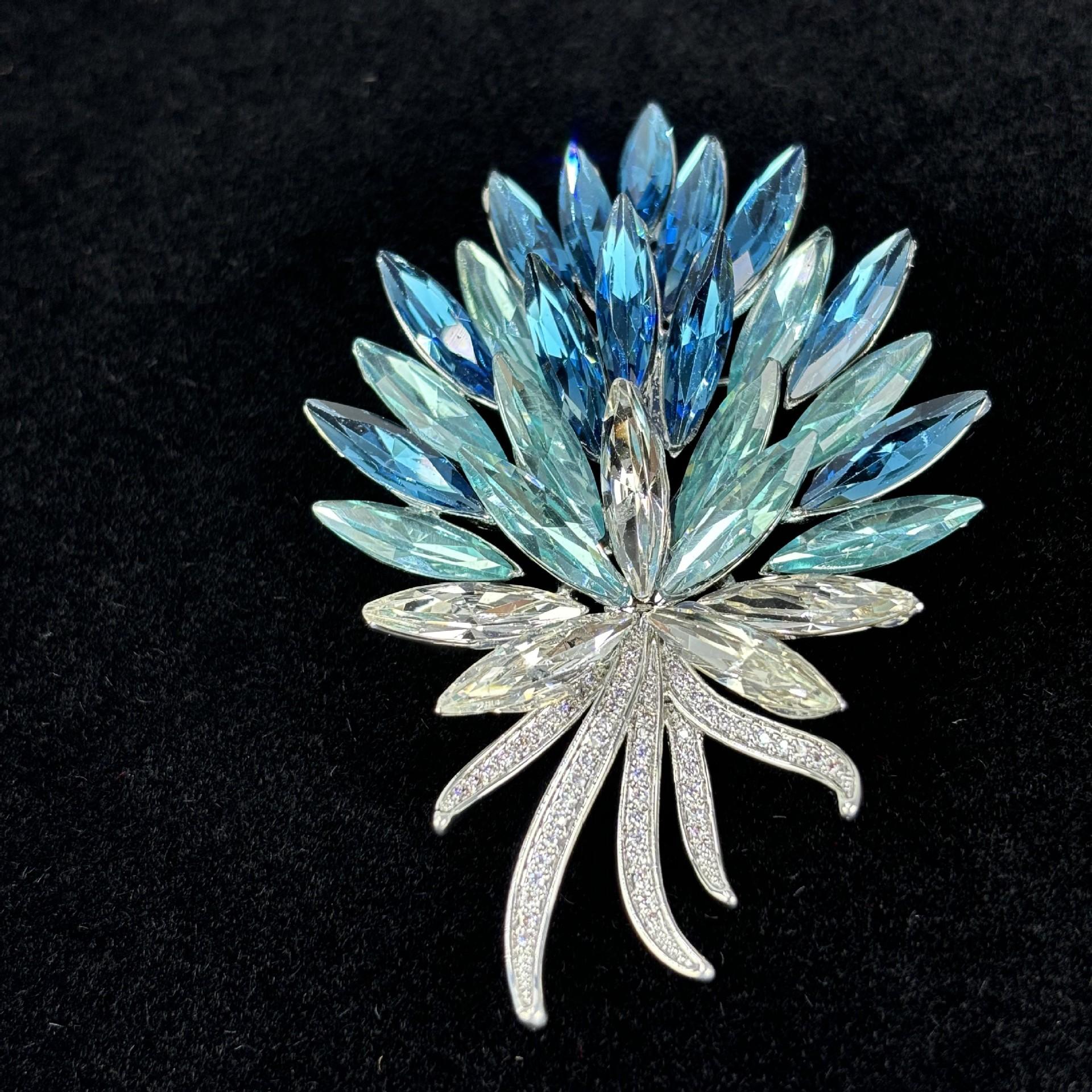 

Синяя градиентная брошь-цветок для дам, сверкающая брошь-булавка со стразами, элегантное женское украшение на лацкан, подарок