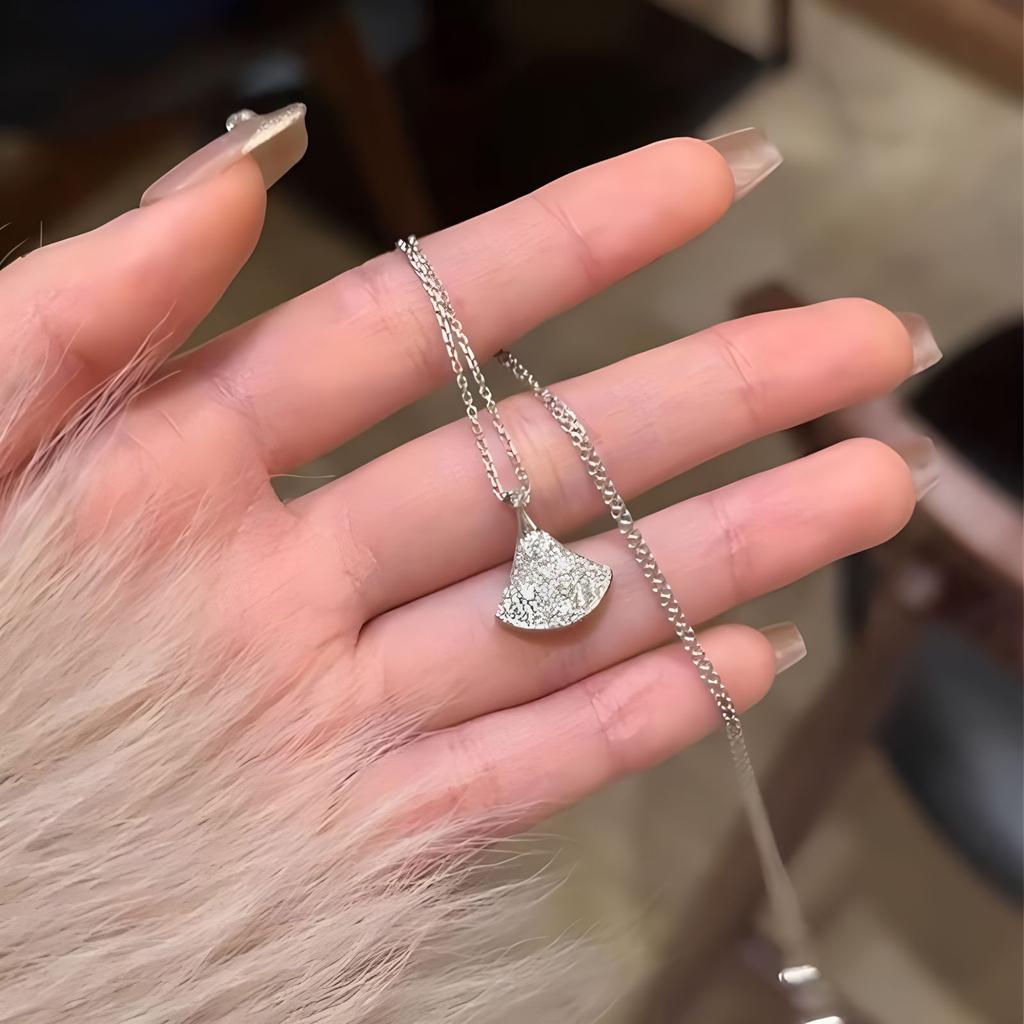 Simple Temperament Necklace, Small Skirt Necklace, Women's Light Luxury, High-end Feeling, Collarbone Chain, Best Friend Gift
