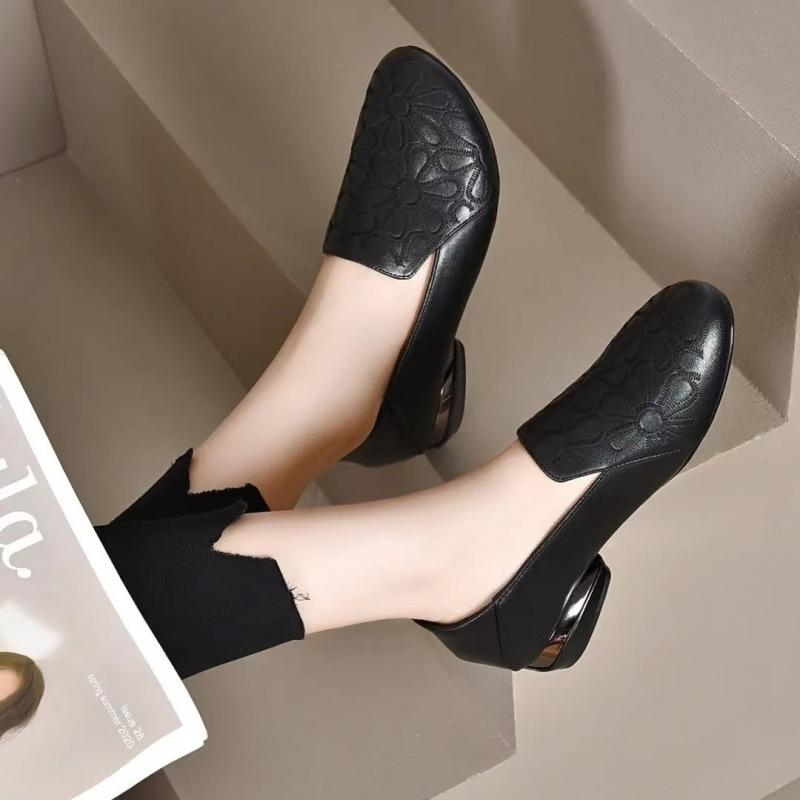 

2025 осень новые лоферы кожаные туфли на одной педали женские удобные универсальные мягкая подошва повседневные на плоской подошве туфли для мамы 40