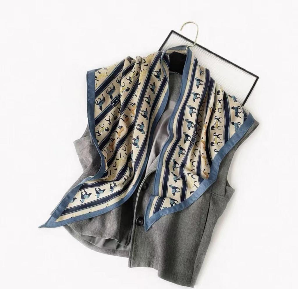 Retro black cashew flower triangle scarf women's autumn and winter high sense fashion versatile silk scarf temperament scarf shawl accessories