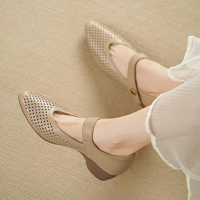 

Жіночі Туфлі-Клини з Гострим Носком та Вирізами Весна Літо Нові М яка Підошва Нековзкі Дихаючі Легкі На Липучках Бежеві 35 абрикосовий