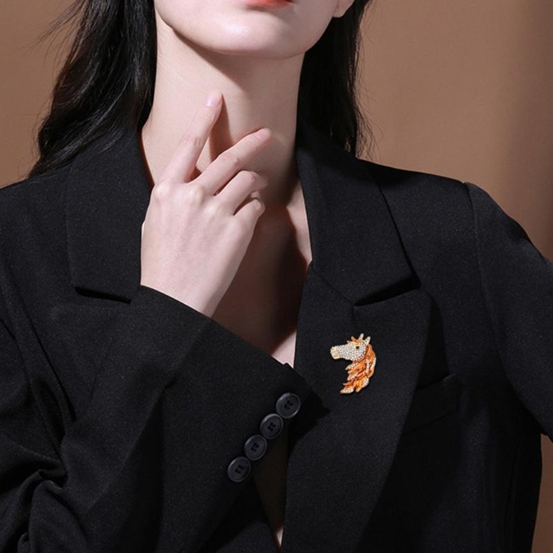 Horse Head Brooch with Sparkling Crystals Rhinestones Animal Shaped Lapel Pin Hat Bag Suit Dress Accessories