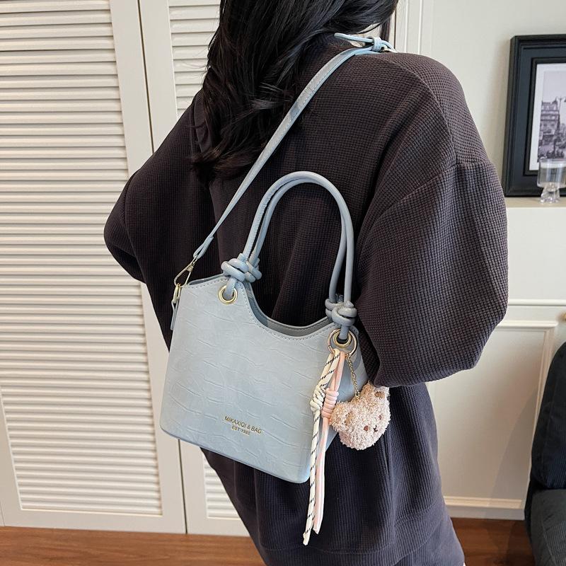 New Portable Women's Fashion Versatile Commuter Shoulder Messenger Bag