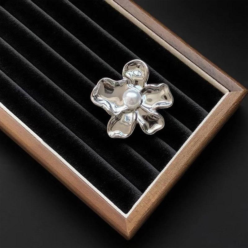 

Stainless Steel Pearl Flower Brooches for Women Ladies Light Luxury Versatile Pin Suit Chest Flower Brooches Jewelry Accessories