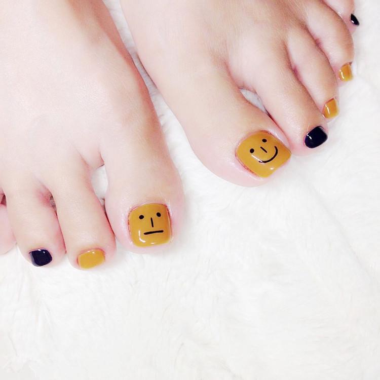 

Cute Orange Finished Toenail Art Kit with False Nails and Foot Patches