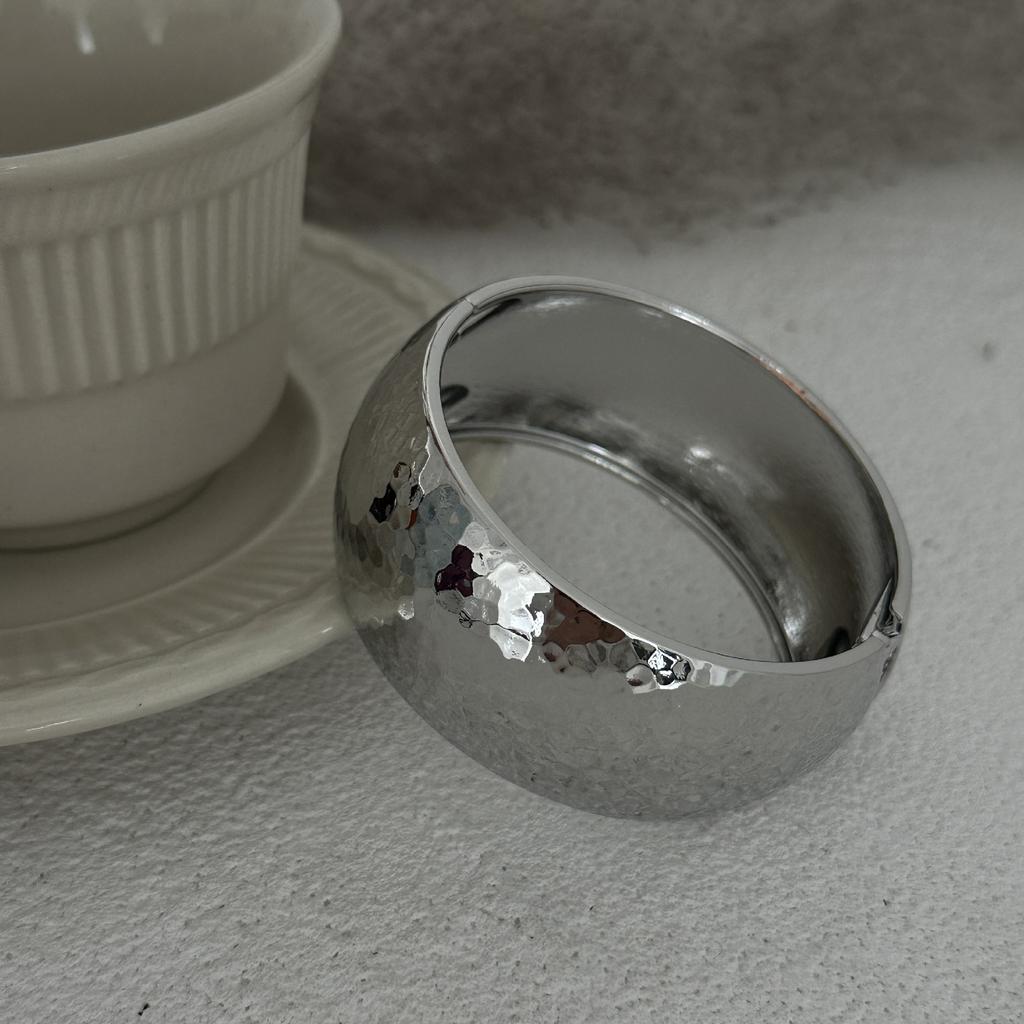 Design Sense Fashion Trend Metal Smooth Surface, Water Drop Hug Bracelet Spring Bracelet