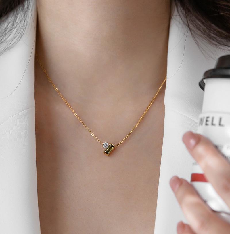 Colar com Pingente de Zircônia Verde Oliva - Joias Femininas em Aço Titânio 18K