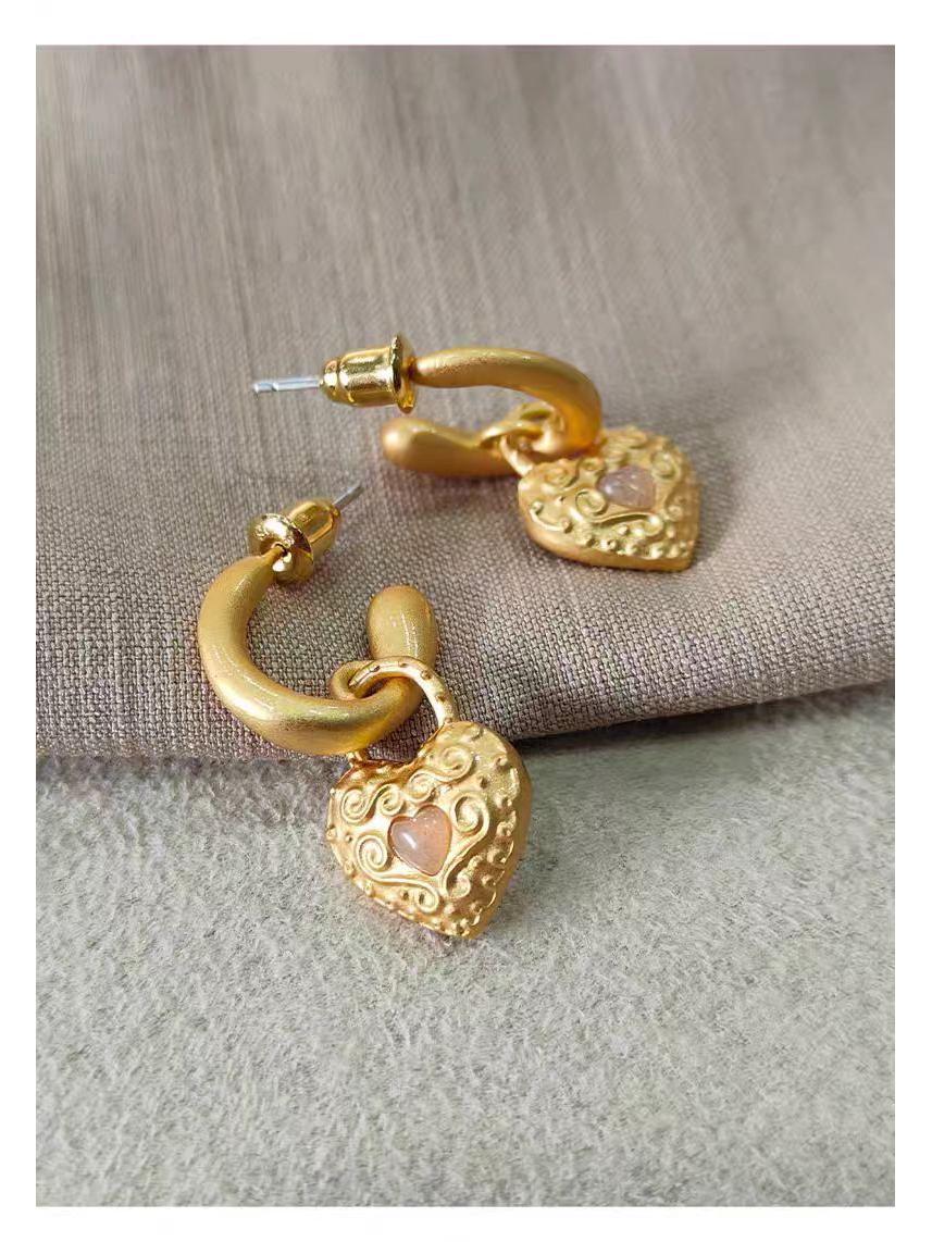 Retro Heart Dangle Necklace for Women - Elegant, Exquisite, Versatile Fashion Pendant