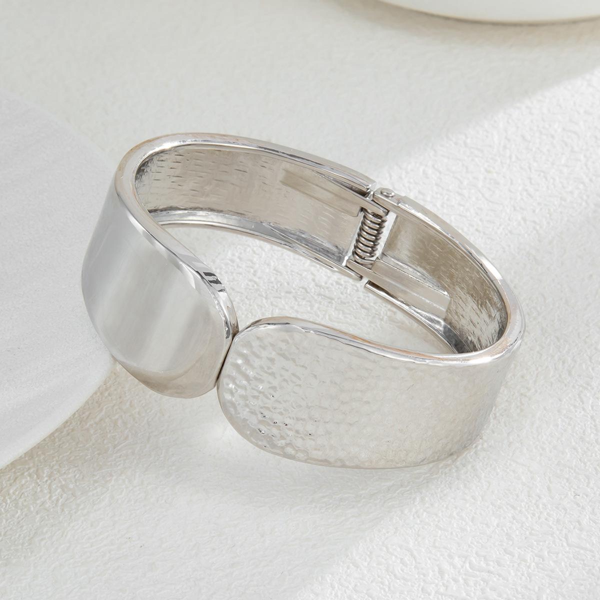 

Ювелирный дизайн Sense Metal Hammer Широкий браслет Модная ниша Текстура Sense Круглое кольцо Открытый браслет для женщин