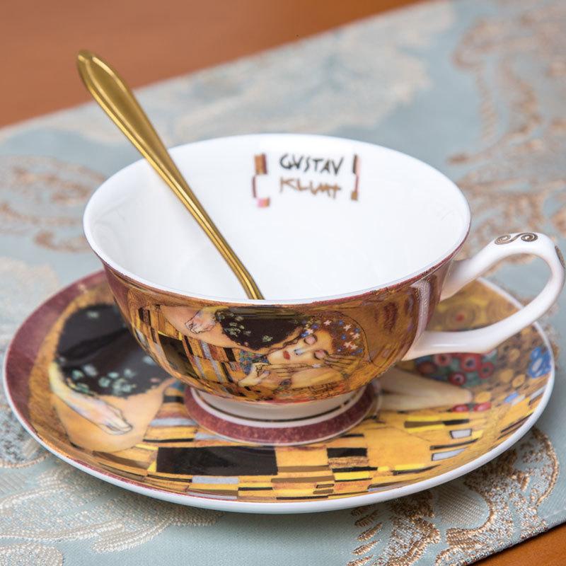 

World Famous Painter Gustav Klimt Oil Painting The Kiss Artwork Coffee Mugs Tray Set Free Spoon Scented Tea Cup Tasse Cafe Taza 220ml