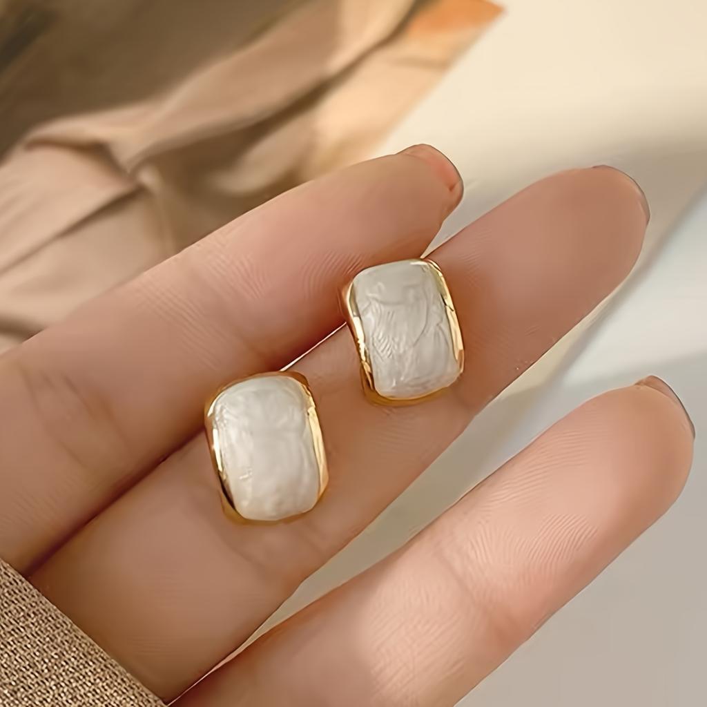 1Pair of Simple Geometric White Square French Elegant Temperament Retro Light Luxury Versatile Women's Fashion Stud Earrings