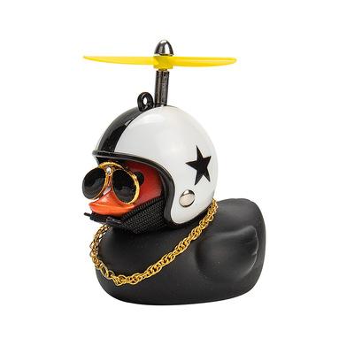 Pato de Goma Rompevientos Juguete Adornos para Motocicleta Coche Pato Amarillo Decoración para Salpicadero de Coche con Gafas Geniales Casco con Hélice