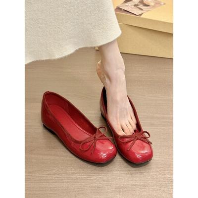 Leite quer pó puro! Sapatos de salto alto únicos com bico redondo e laço de couro patenteado de temperamento para mulheres, sapatos Mary Jane de sola grossa para primavera