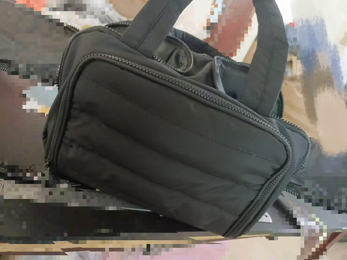 

«Вместительная дорожная косметичка с несколькими отделениями»