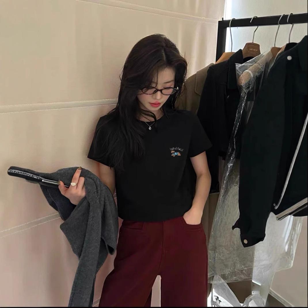 

Женская свободная футболка с круглым вырезом и принтом таксы - Модная летняя футболка с коротким рукавом 2025 One size fits 40-73 kg чёрный