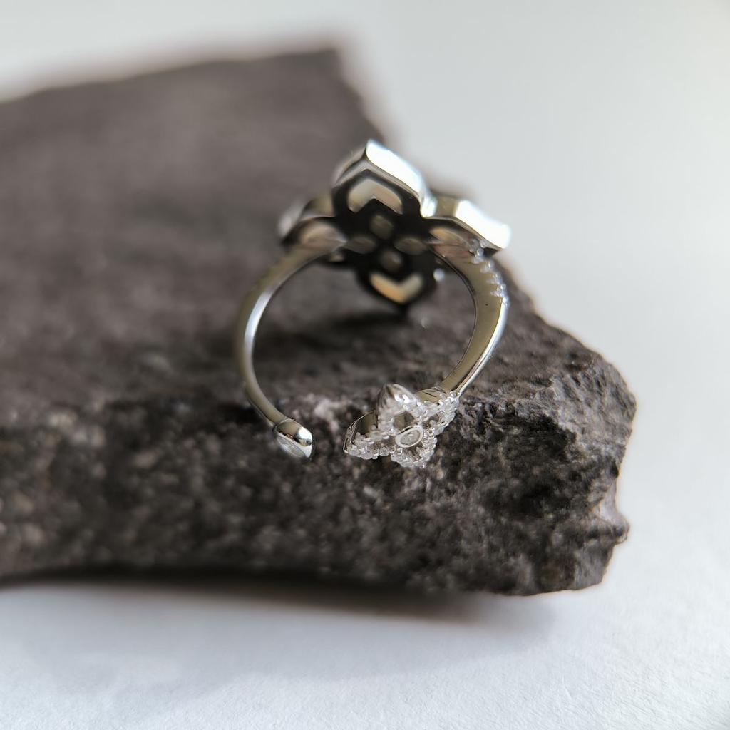 Серебряное кольцо с натуральным перламутром, фианитами, вес изделия 3,49 гр (60002143)