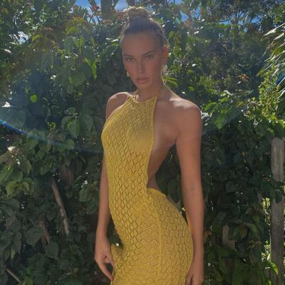 Jarní a letní dámské sexy šaty bez zad s rozparkem