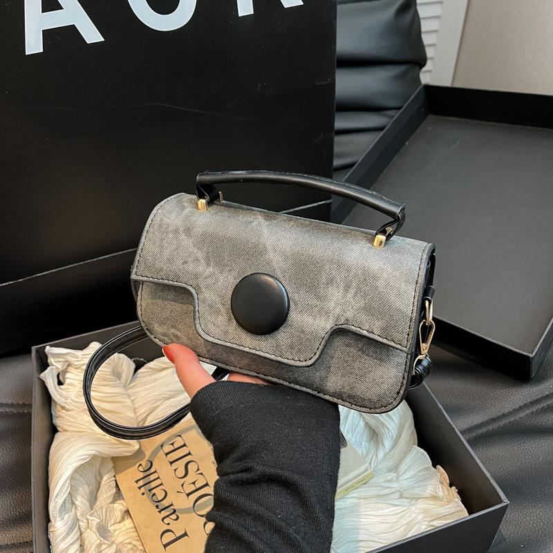 

Premium matte versatile exquisite small square bag women s leisure personality spring new light luxury commuter messenger bag чёрный