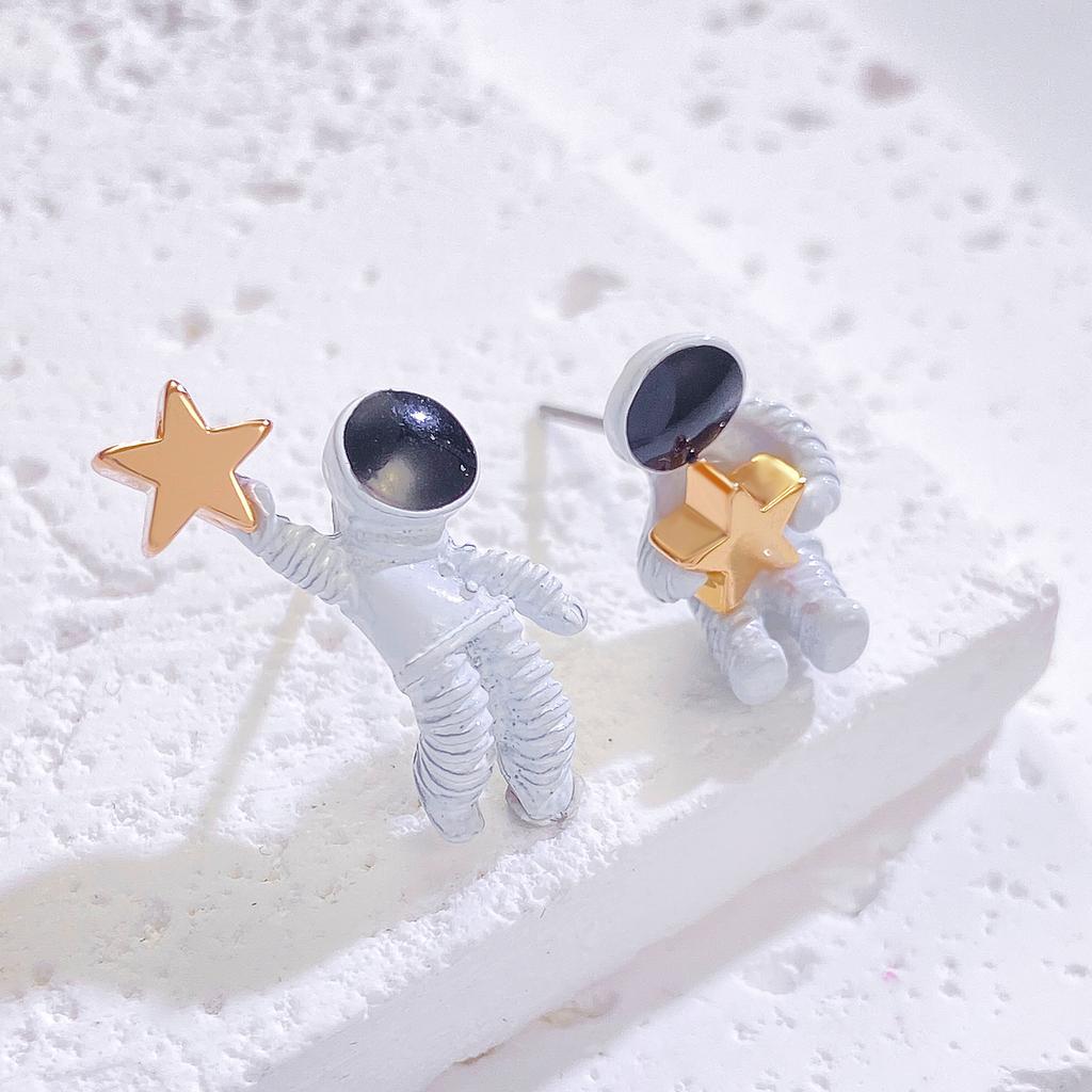 Astronaut Astronauten Ohrringe Sterne pflücken Mond Stecker Ohrringe weiblich ins Wind süße Mode asymmetrischer Trend Ohrknorpel Clip