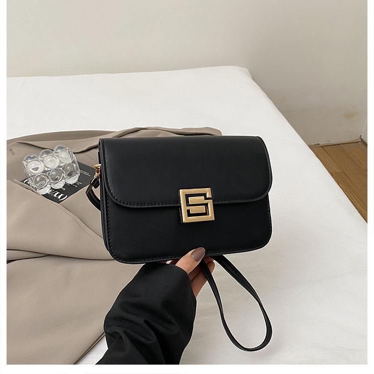 

Foreign style retro armpit bag 2025 new autumn small square bag high-end niche chain single shoulder crossbody tofu bag